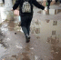 Хождение по лужам. В Орле люди ходят прямо по лужам из-за отсутствия нормального дорожного покрытия - Телерадиокомпания Истоки