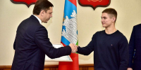 Клычков выдал Козлову жилищный сертификат - OrelGrad.Ru