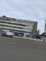 В Орле с Дома быта сняли обшарпанный баннер с фото президента