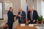 Владыка Тихон поздравил с 95-летием академика РАН Евгения Николаевича Седова. В торжествах по случаю юбилея известного ученого также приняли участие председатель Облсовета Леонид Музалевский, мэр города Орла Юрий Парахин и другие почетные гости. 22 февраля 2025 года, ВНИИСПК, г.Орел.