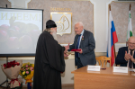 Владыка Тихон поздравил с 95-летием академика РАН Евгения Николаевича Седова. В торжествах по случаю юбилея известного ученого также приняли участие председатель Облсовета Леонид Музалевский, мэр города Орла Юрий Парахин и другие почетные гости. 22 февраля 2025 года, ВНИИСПК, г.Орел.