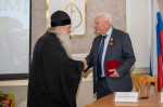 Владыка Тихон поздравил с 95-летием академика РАН Евгения Николаевича Седова. В торжествах по случаю юбилея известного ученого также приняли участие председатель Облсовета Леонид Музалевский, мэр города Орла Юрий Парахин и другие почетные гости. 22 февраля 2025 года, ВНИИСПК, г.Орел.