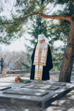 В субботу 1-й седмицы Великого поста, в празднование памяти священномученика Поликарпа, епископа Смирнского митрополит Орловский и Болховский Тихон совершил заупокойную литию на могиле Преосвященного Поликарпа, епископа Орловского и Севского, в день его тезоименитства, в Свято-Успенском мужском монастыре города Орла. 8 марта 2025 года.