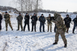 Инструктор объясняет, как правильно досматривать угол