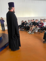 Клирик Спасо-Преображенского собора города Болхова иерей Роман Фаустов благословил новобранцев.