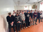 Клирик Спасо-Преображенского собора города Болхова иерей Роман Фаустов благословил новобранцев.