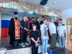 Клирик Спасо-Преображенского собора города Болхова иерей Роман Фаустов благословил новобранцев.