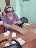 Волонтеры добровольческой швейной мастерской «Стерильность — фронту!» Свято-Троицкого прихода подготовили новую партию стерильных принадлежностей