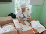 Волонтеры добровольческой швейной мастерской «Стерильность — фронту!» Свято-Троицкого прихода подготовили новую партию стерильных принадлежностей