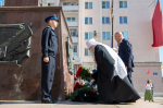 Владыка Тихон возложил цветы у стелы «Орел - город воинской славы». 5 августа 2025 года, г. Орел.