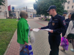 Орловцам раздали памятки с информацией о профилактике дистанционных мошенничеств
