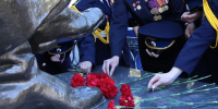 В Орле возложили цветы к памятнику Дзержинскому - OrelGrad.Ru