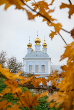В канун Недели 18-й по Пятидесятнице, Обре́тения мощей святителя Иоанна, архиепископа Шанхайского и Сан-Францисского, митрополит Орловский и Болховский Тихон совершил всенощное бдение в Ахтырском кафедральном соборе города Орла. 11 октября 2025 года.