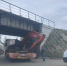 Фотофакт: под мостом застрял экскаватор на платформе трала - InfoOrel.Ru