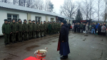 Клирик Свято-Троицкого храма благословил новобранцев