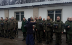 Клирик Свято-Троицкого храма благословил новобранцев