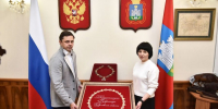 Орловская мастерица передала в дар Орловщине вышитый Должностной знак губернатора - InfoOrel.Ru