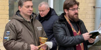 Благочинный храмов Центрального округа Орловской епархии протоиерей Василий Иванов освятил колонну гуманитарной помощи, собранную по инициативе «Народного фронта» для военнослужащих СВО и детей Донбасса. 25 декабря 2025 года, г.Орел - Орловская и Ливенская епархия