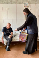 Благочинный монастырей Орловской епархии посетил юных пациентов медицинского учреждения