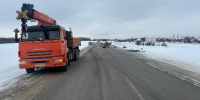 Под Орлом остановка, которую перевозил Камаз, упала на легковую иномарку - Орловский Вестник