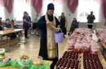 Благочинный Нарышкинско-Знаменского округа поздравил со Светлым Христовым Воскресением пожилых подопечных