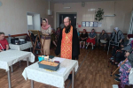 Настоятель Вознесенского храма поздравил пожилых подопечных с Пасхой Христовой