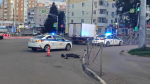 Водитель электросамоката попал под колеса авто, нарушив ПДД