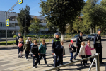 Госавтоинспекторы и кадеты продемонстрировали первоклассникам безопасный маршрут в школу