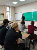 Руководитель Информационно-аналитического отдела Орловской епархии иерей Алексей Лаушкин пообщался с первокурсниками исторического факультета ОГУ в рамках проекта «Диалог со священником» в вузах. 25 сентября 2026 года, г.Орел