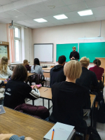 Руководитель Информационно-аналитического отдела Орловской епархии иерей Алексей Лаушкин пообщался с первокурсниками исторического факультета ОГУ в рамках проекта «Диалог со священником» в вузах. 25 сентября 2026 года, г.Орел