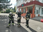 Огнеборцы тренировались тушить возгорание в образовательном учреждении